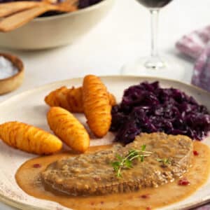 Hirschbraten mit Kroketten und Rotkraut